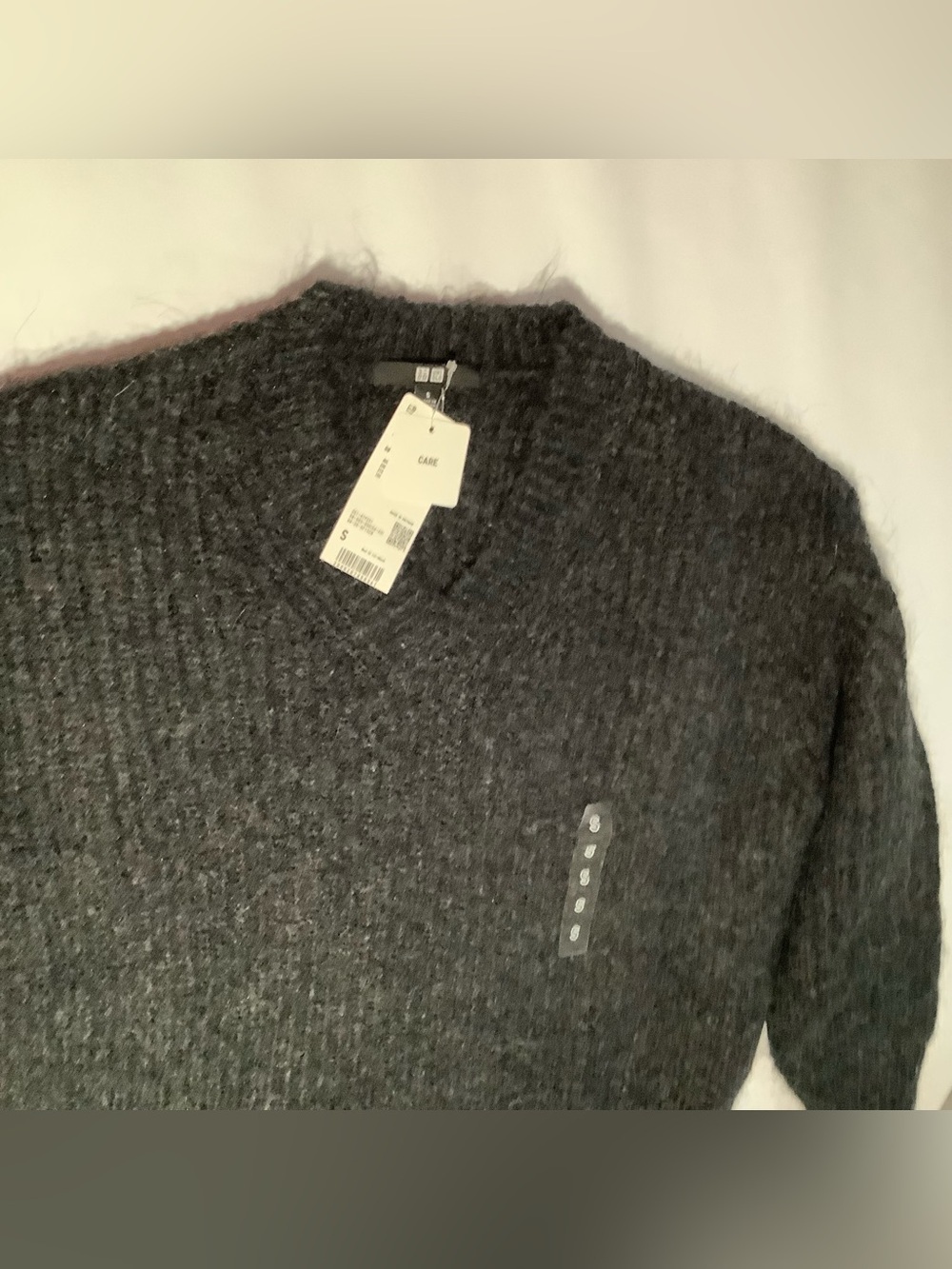 Uniqlo Women's Charcoal V-Neck Sweater - Picture 4 of 6